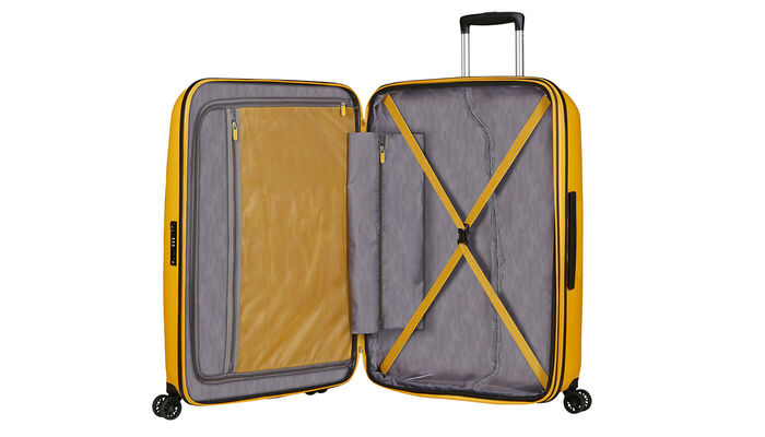 Sisällä pienempi vetoketjutasku tavaroille.