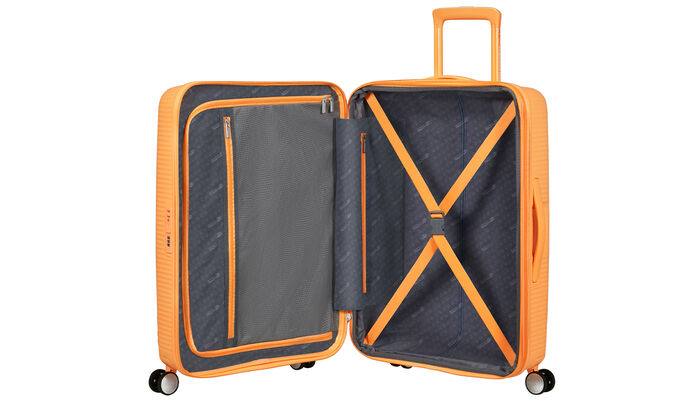 Sisällä ylimääräinen vetoketjullinen tasku