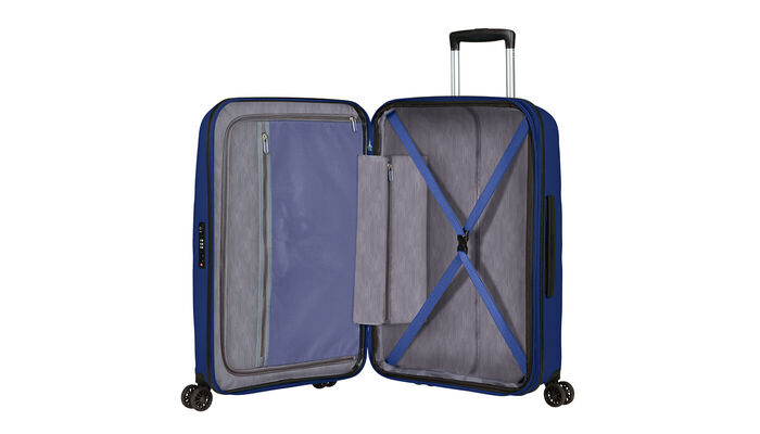 Sisällä pienempi vetoketjutasku tavaroille.