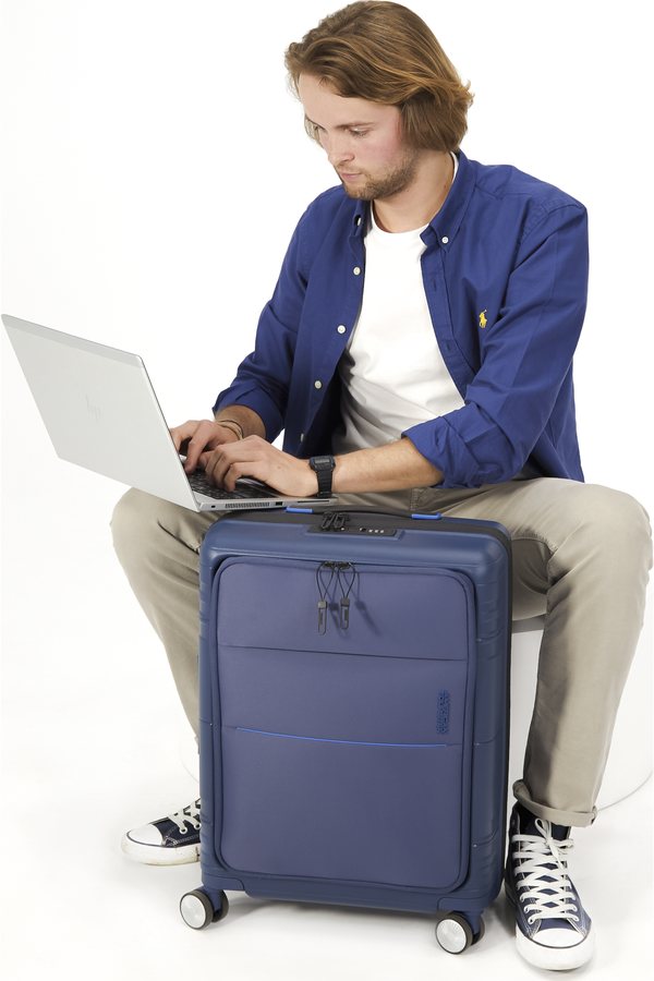 American Tourister Hello Cabin Spinner TSA 55cm  True Navy American Tourister Hello Cabin Spinner TSA 55cm  True Navy