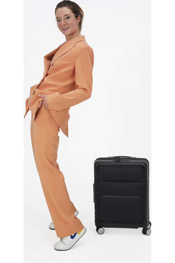 American Tourister Hello Cabin Spinner TSA 55cm  Onyx Black American Tourister Hello Cabin Spinner TSA 55cm  Onyx Black